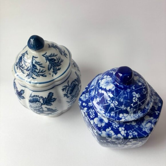 Set of 2 Vintage Blue and White Lidded Chinoiserie Porcelain Vases - Picture 3 of 8
